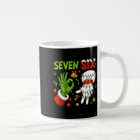 Funny Six Seven 67 Meme 6 7 Christmas Elf Hand Boy Koffiemok (Rechts)