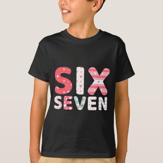 Funny Six Seven 6 7 Meme Gen Alpha Slang 6 7 Valen T-shirt (Voorkant)