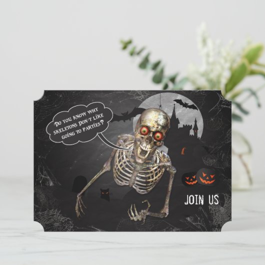 Funny Skeleton Halloween Party Invitation Kaart (Staand voorkant)