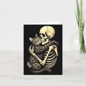 Funny Skeleton Hugging Cat Halloween Cat Lover Mom Kaart (Voorkant)