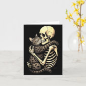 Funny Skeleton Hugging Cat Halloween Cat Lover Mom Kaart (Gele Bloem)