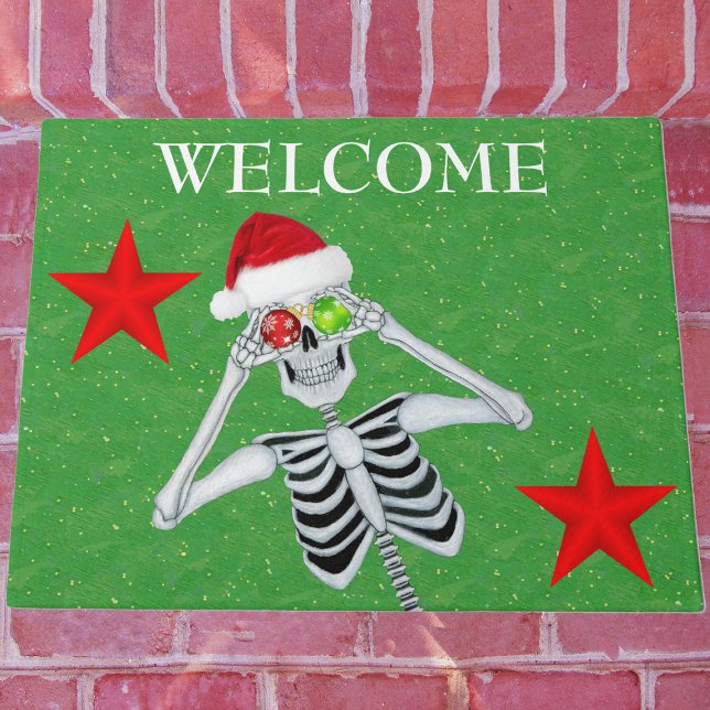 Funny Skeleton Ornament Eyes Santa Hat Stars Groen Deurmat (fun Christmas skeleton Santa Hat ornaments red stars on green welcome outdoor mat.)
