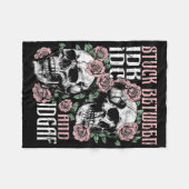 Funny Skeleton Stuck Between Idk Idc Idgaf Hallowe Fleece Deken (Voorkant (Horizontaal))