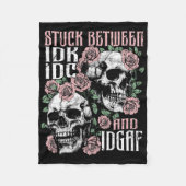 Funny Skeleton Stuck Between Idk Idc Idgaf Hallowe Fleece Deken (Voorkant)
