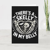 Funny Skeleton There's Skelly In My Belly Pregnant Kaart (Voorkant)