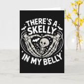 Funny Skeleton There's Skelly In My Belly Pregnant Kaart (Gele Bloem)