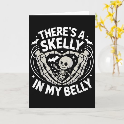 Funny Skeleton There's Skelly In My Belly Pregnant Kaart (Gele Bloem)