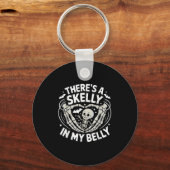 Funny Skeleton There's Skelly In My Belly Pregnant Sleutelhanger (Voorkant)