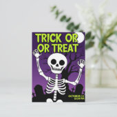 Funny Skeleton Trick or Treat Party Feestdagenkaart (Staand voorkant)