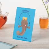 Funny skipping mudskipper fish cartoon reclamebord met voetstuk (Insitu)