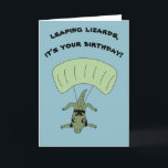 Funny Skydiving Lizard Custom Message Birthday Kaart<br><div class="desc">Voeg je eigen tekst toe aan de voorkant en de binnenkant van deze cartoon om je eigen gepersonaliseerde begroeting te creëer of laat het net zo goed als voor een grappig bericht dat wordt gewaardeerd door supporters van reptielen en skydivers. Deze kaart bevat een cartoon van een skydiving hazard.</div>