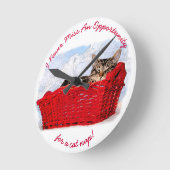 Funny Slapten Kitten in Red Basket Foto op maat Ronde Klok (Hoek)