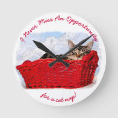 Funny Slapten Kitten in Red Basket Foto op maat Ronde Klok (Voorkant)