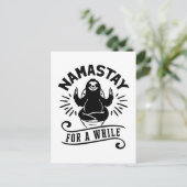 Funny Sloth Bathroom Humor Namastay Briefkaart (Staand voorkant)