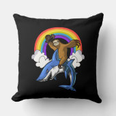 Funny Sloth Cowboy Riding Ocean Shark Rainbow Kussen (Voorkant)