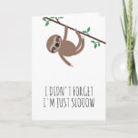 Funny Sloth Pink Belated Birthday Kaart<br><div class="desc">Een grappige verjaardagskaart met een slote die van een tak hangt met groene bladeren boven de tekst "Ik ben het niet vergeten. Ik ben alleen maar slopend" in charmante letters. Als je de kaart opent, zie je dezelfde slok nu in kleurrijke roze en gele kleren, met een polka stippartij pet,...</div>