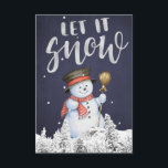 Funny Snowman | Laat het sneeuwen zilveren typogra Kaart<br><div class="desc">Let It Snow silver glitter geborsteld typografie script over een grote sneeuwpop met pet en rode sjaal omgeven door vallende sneeuw tegen een donkerblauwe krijtbord achtergrond met een bergscène met pijnbomen maken een rustieke moderne winter feestdagen wenskaart. Personaliseer het met jouw tekst en signatuur op de achterzijde! Geschikt voor seizoensgebonden...</div>