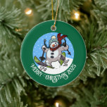 Funny Snowman Merry Christmas Voeg het jaar Cartoo Keramisch Ornament<br><div class="desc">Een leuk ornament voor je kerstboom. Gebruik "Personaliseer deze sjabloon" om de tekst of het jaar aan te passen en een uniek aangepast kerstcadeau te maken. De boomversiering heeft een grillige cartoon van een opgewonden sneeuwman met een wortelneus, die bergafwaarts door de sneeuw op ski's raast, in wollig winterse pet...</div>