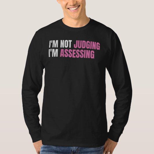 Funny Social Worker I'm not judging I'm Assessing T-shirt (Voorkant)