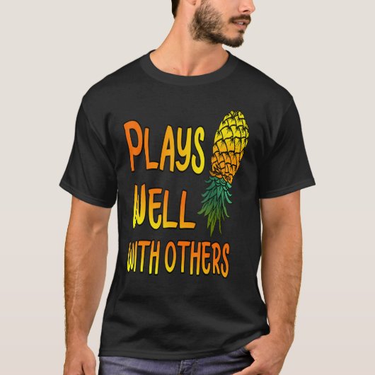 Funny speelt goed met anderen onderaan de ananas t-shirt (Voorkant)