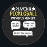 Funny Sports Pickleball Player Ronde Sticker<br><div class="desc">Pak je Pickleball-peddels en ballen uit de tas. Grappig Pickle Ball Sport Design voor iedereen die van het spel houdt en een set speelt met een net buitenshuis.</div>