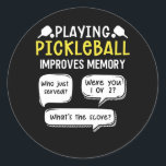 Funny Sports Pickleball Player Ronde Sticker<br><div class="desc">Pak je Pickleball-peddels en ballen uit de tas. Grappig Pickle Ball Sport Design voor iedereen die van het spel houdt en een set speelt met een net buitenshuis.</div>