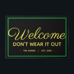 Funny Spring Welcome St. Patrick's Day Deurmat<br><div class="desc">Geef uw gasten een warm maar grappig welkom met deze persoonlijke welkomstmat. De kleuren geel, zwart en groen helpen creëer een subtiel Sint Patricks Day-thema dat door de lente kan worden getoond. Design heeft een blik van een eenvoudige welkomstvlek tot dicht gelezen. De boodschap ontmoedigt gasten hun bezoek te overleven....</div>