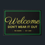 Funny Spring Welcome St. Patrick's Day Deurmat<br><div class="desc">Geef uw gasten een warm maar grappig welkom met deze persoonlijke welkomstmat. De kleuren geel, zwart en groen helpen creëer een subtiel Sint Patricks Day-thema dat door de lente kan worden getoond. Design heeft een blik van een eenvoudige welkomstvlek tot dicht gelezen. De boodschap ontmoedigt gasten hun bezoek te overleven....</div>