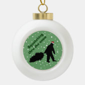 Funny Squatching Thru the Snow Tree Ornament Ball (Voorkant)