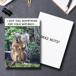 Funny Squirrel Deez Nuts Adult Humor Birthday Kaart<br><div class="desc">Ik heb je iets voor je verjaardag.. DEEZ NUTS. Een hilarische eekhoorn speelt op woorden grap over zijn noten. Ruwe humor voor een volwassene. Laat je vrienden lachen met deze pop cultuur citaat.</div>