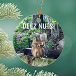 Funny Squirrel Deez Nuts ongeschikte foto van Humo Keramisch Ornament<br><div class="desc">DEEZ NUTS. Een hilarische eekhoorn speelt op woorden grap over zijn noten. Ruwe kerstcadeau voor humor voor een volwassene. Laat je vrienden lachen met deze pop cultuur citaat.</div>