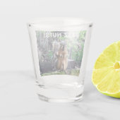 Funny Squirrel Deez Nuts ongeschikte foto van Humo Shot Glas (Achterkant)