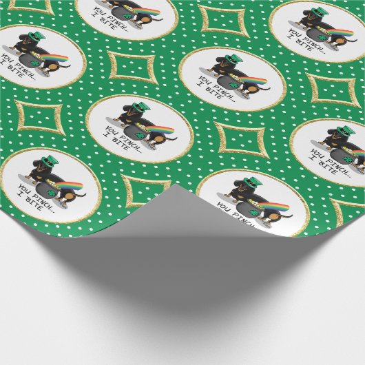Funny St. Patrick's Day Dachshund (zwart-wit) Cadeaupapier (Hoek)
