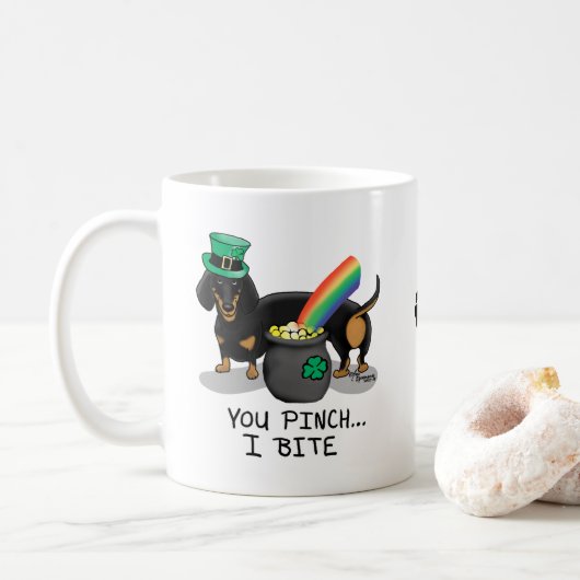 Funny St. Patrick's Day Dachshund (zwart-wit) Koffiemok (Met donut)