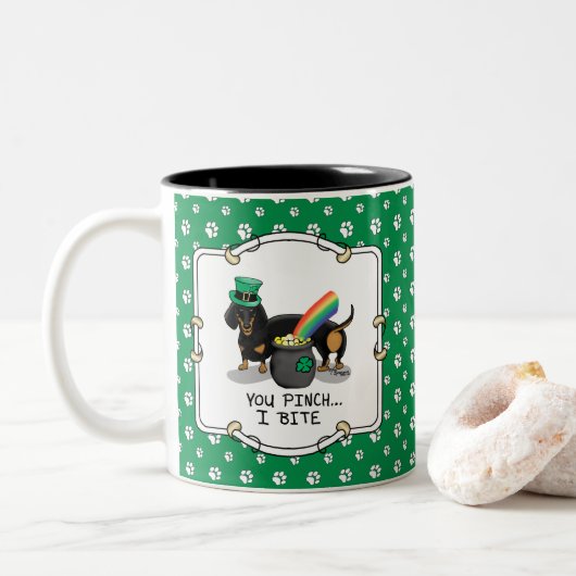 Funny St. Patrick's Day Dachshund (zwart-wit) Tweekleurige Koffiemok (Met donut)