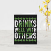 Funny St Patricks Day Drink goed bij anderen Kaart (Gele Bloem)