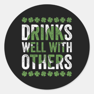 Funny St Patricks Day Drink goed bij anderen Ronde Sticker