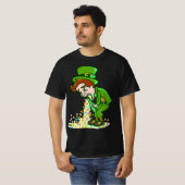 Funny St Patricks Day Drunk Leprechaun Puking Drin T-shirt (Voorkant volledig)