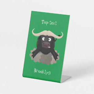 Funny stromend water buffalo cartoon reclamebord met voetstuk