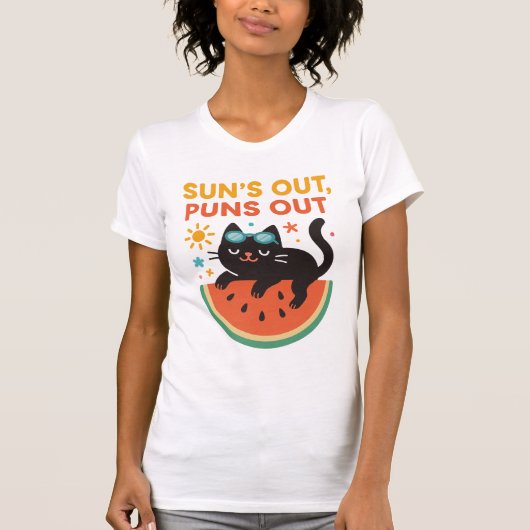 Funny Summer Cat T-Shirt – "Sun’s Out, Puns Out"  (Voorkant)