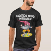 Funny Surfing Gnome Vacation Mode geactiveerd Surf T-shirt (Voorkant)