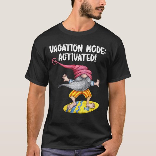 Funny Surfing Gnome Vacation Mode geactiveerd Surf T-shirt (Voorkant)