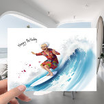 Funny Surfing the Ocean Wave Granny Joke Birthday Kaart<br><div class="desc">Het was een mooie dag op het strand, de zon scheen en de golven crashten. Het was ook oma's verjaardag en haar familie had besloten haar te verrassen met een speciaal cadeau. Toen oma de kaart opende, was ze voor een grote verrassing. Er was een afbeelding van haar, die een...</div>