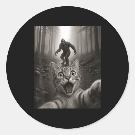 Funny Surprised Ed Cat Selfie With Bigfoot Sasquat Ronde Sticker (Voorkant)