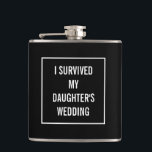 Funny Survived Daughter's Wedding Black and White Heupfles<br><div class="desc">Deze grappige kolf zal zeker worden gewaardeerd door de moeder van de bruid zodra de bruiloft voorbij is! Dit zwarte en witte ontwerp kenmerkt een wit vierkant lijst met de tekst in het midden. U kunt de kleur en zelfs de woorden wijzigen door op "aanpassen" te klikken.</div>