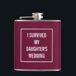 Funny Survived Daughter's Wedding Red Wine Colored Heupfles<br><div class="desc">Deze grappige kolf zal zeker worden gewaardeerd door de moeder van de bruid zodra de bruiloft voorbij is! Een trendy,  merlot rode wijnkleur kenmerkt een wit vierkant lijst met de tekst in het midden. U kunt de kleur en zelfs de woorden wijzigen door op "aanpassen" te klikken.</div>