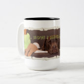 Funny suwsy Chocolate Lab met speelgoedfoto's Tweekleurige Koffiemok (Voorkant links)