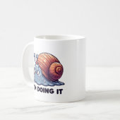 Funny Sweaty Snail Mug – “I’m Doing It” Motivation Koffiemok (Voorkant links)