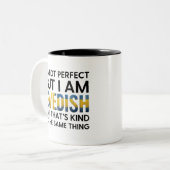 Funny Swedish Tweekleurige Koffiemok (Voorkant links)