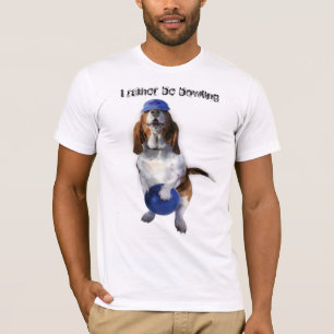 Funny T-shirt met een bowlinghond die de hond vast